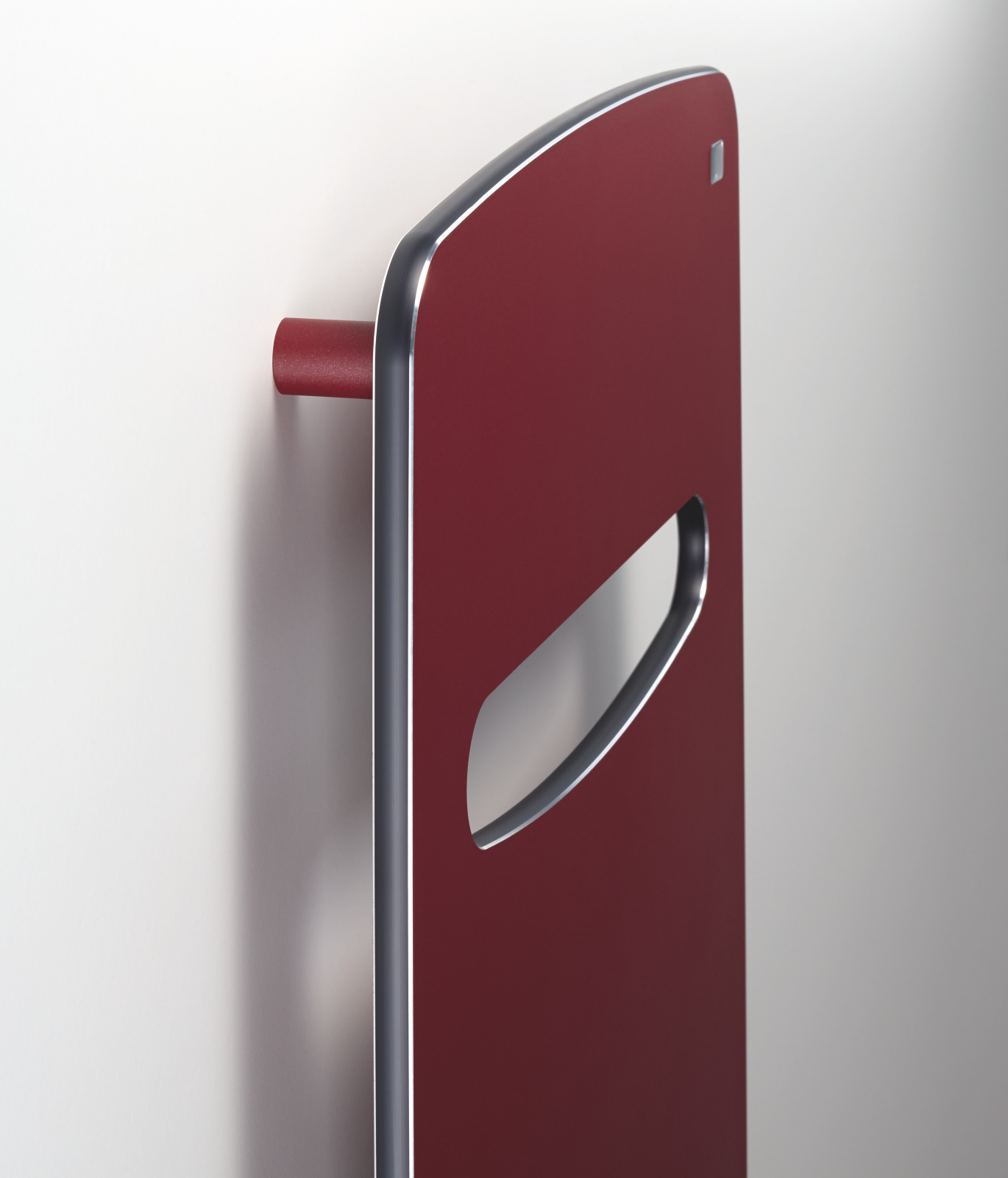 Zehnder_RAD_Vitalo-Spa_wall mounting_cutout Focus Decorative radiator