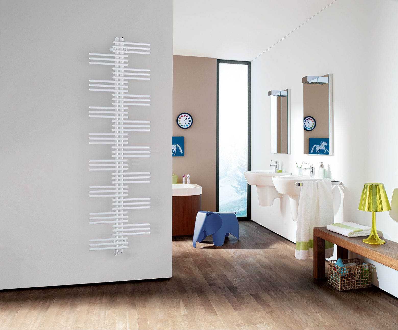 Zehnder_RAD_Yucca-EL_RACY_1800_Trafficwhite_bath1_family_02