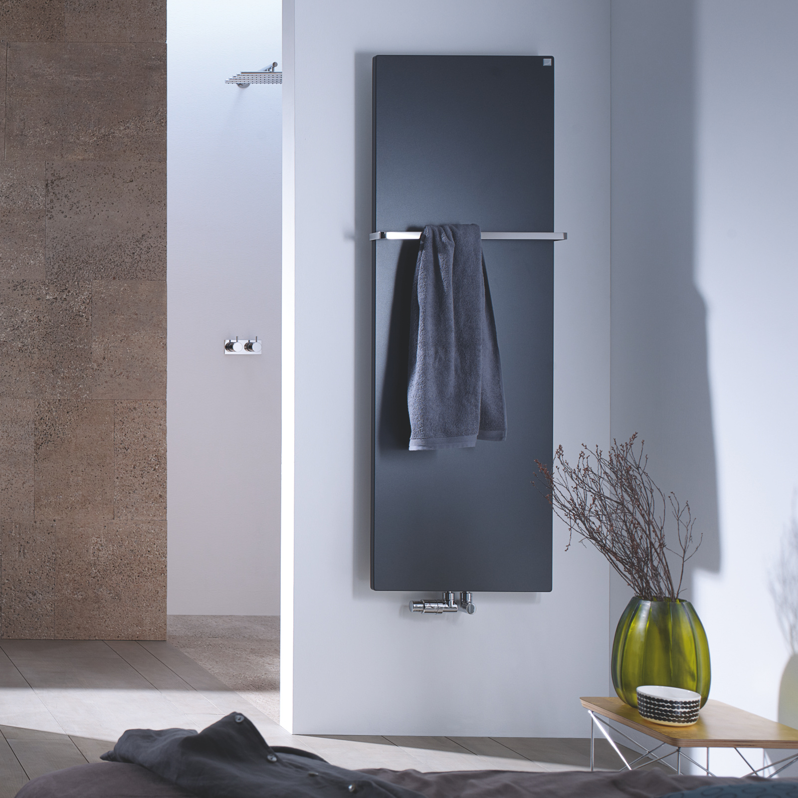 Zehnder_RAD_Fina-Bar-HY_livingroom_chair_print+web Rendering Fina Bar Decorative radiator Front view