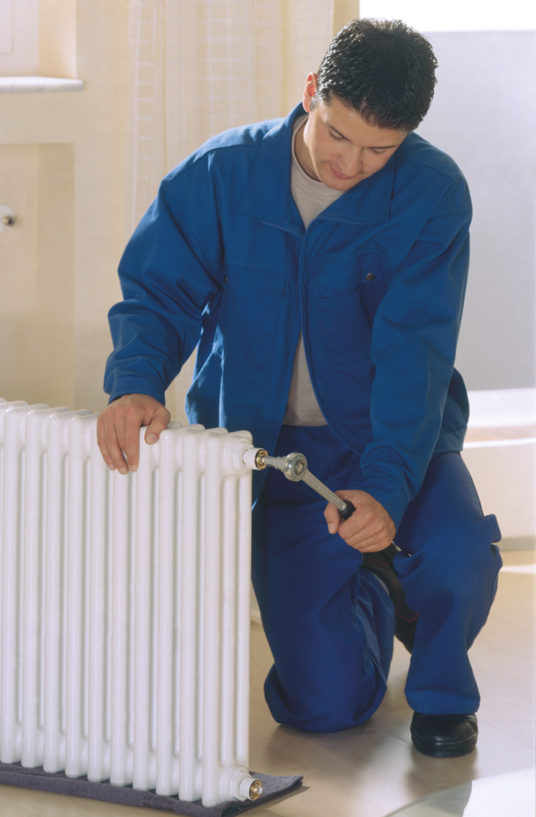 Zehnder_RAD_Charleston_9016_installer Photograph Zehnder Charleston Decorative radiator