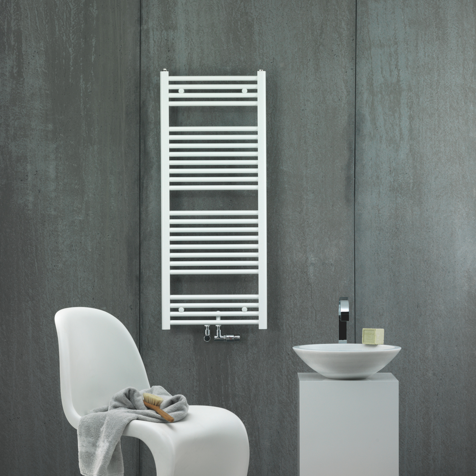 Zehnder_RAD_Virando-Bow-HY_bathroom_white_milieu_print+web Rendering Decorative radiator