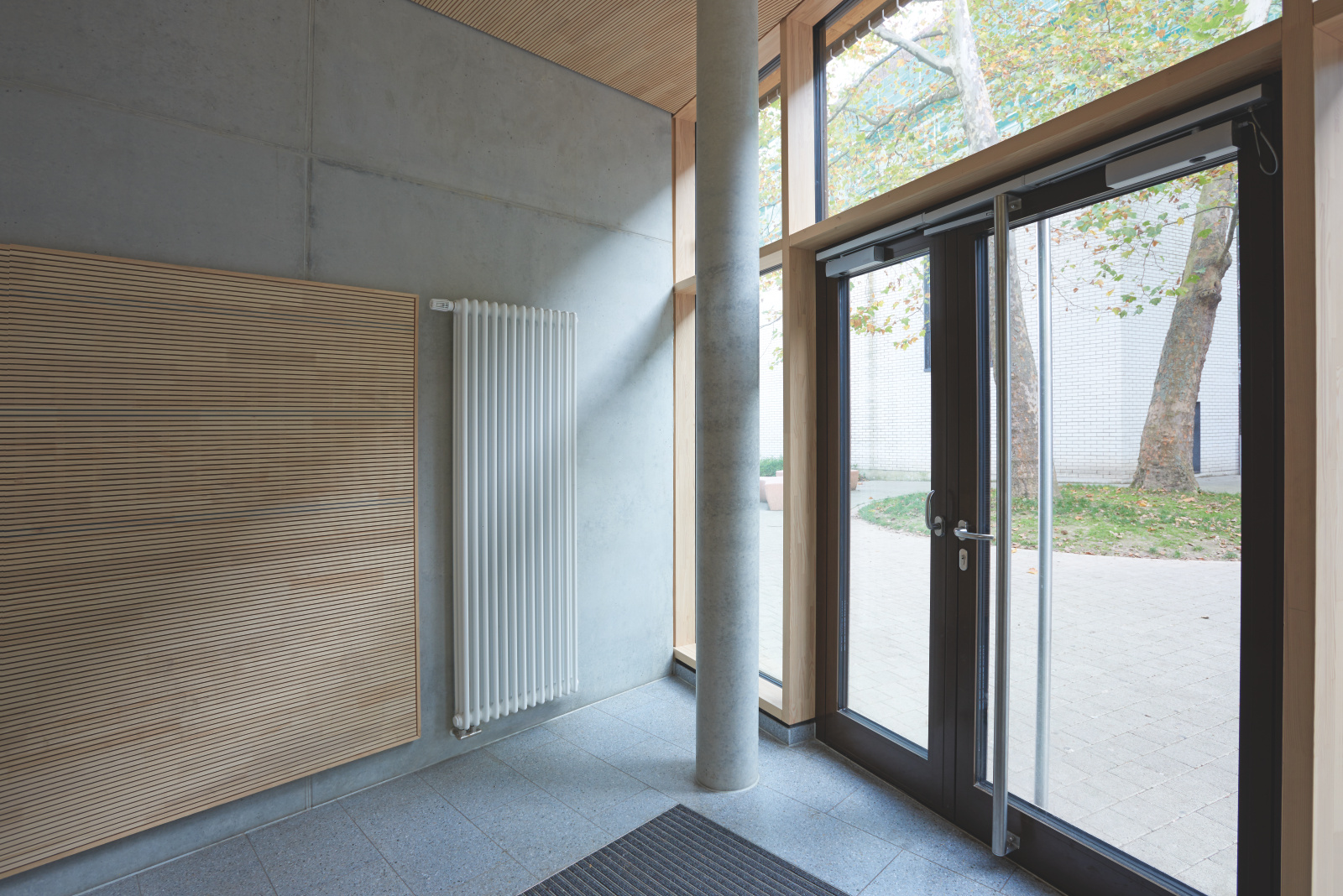 Zehnder_RAD_Charleston-HY_2200_14_RAL9016_lindenschule_1 Reference Zehnder Charleston Decorative radiator Front view