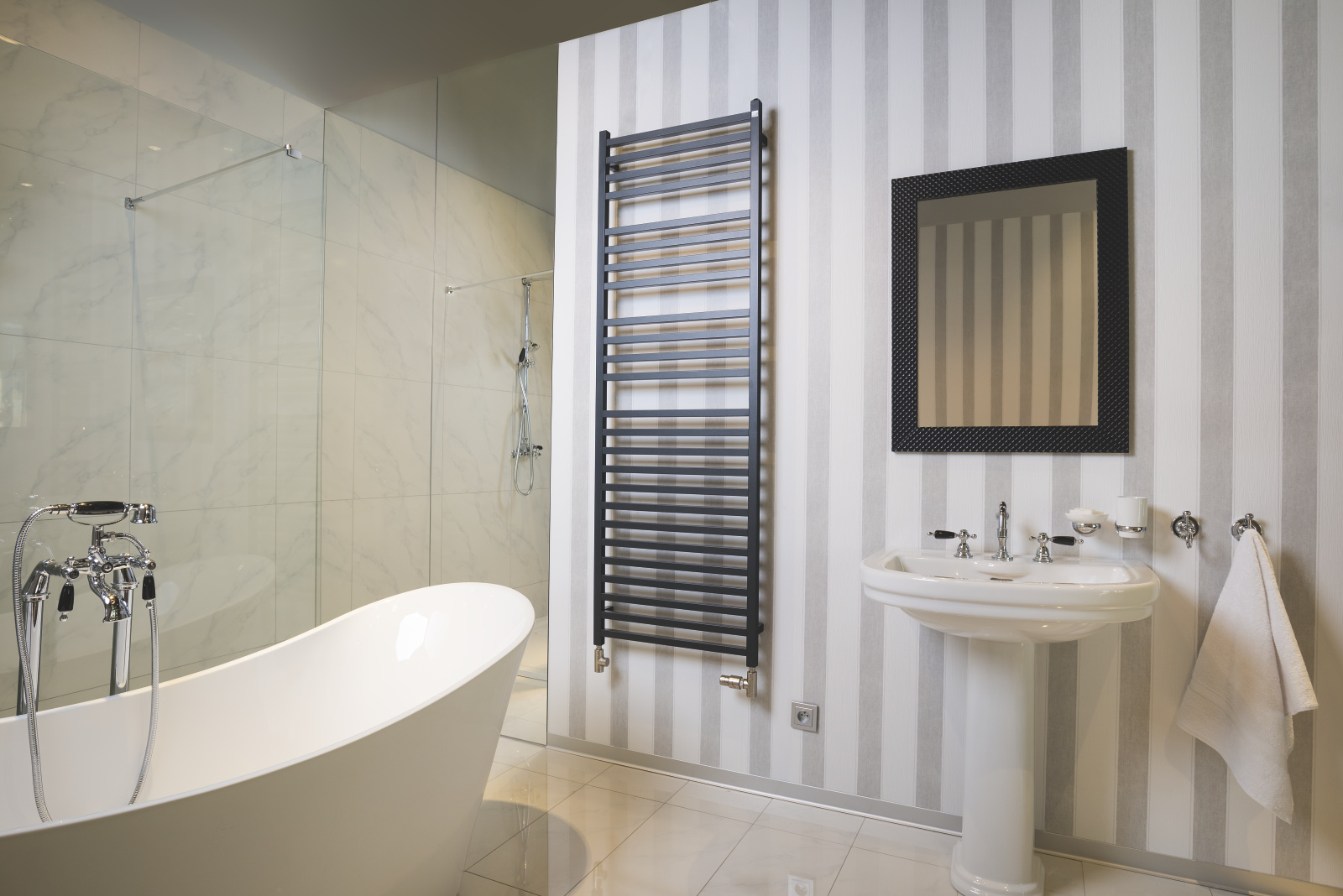 Zehnder_RAD_Vision-HY_PL_122_180_060_volcanic_bathroom_towel Rendering Zehnder Vision Decorative radiator Side view