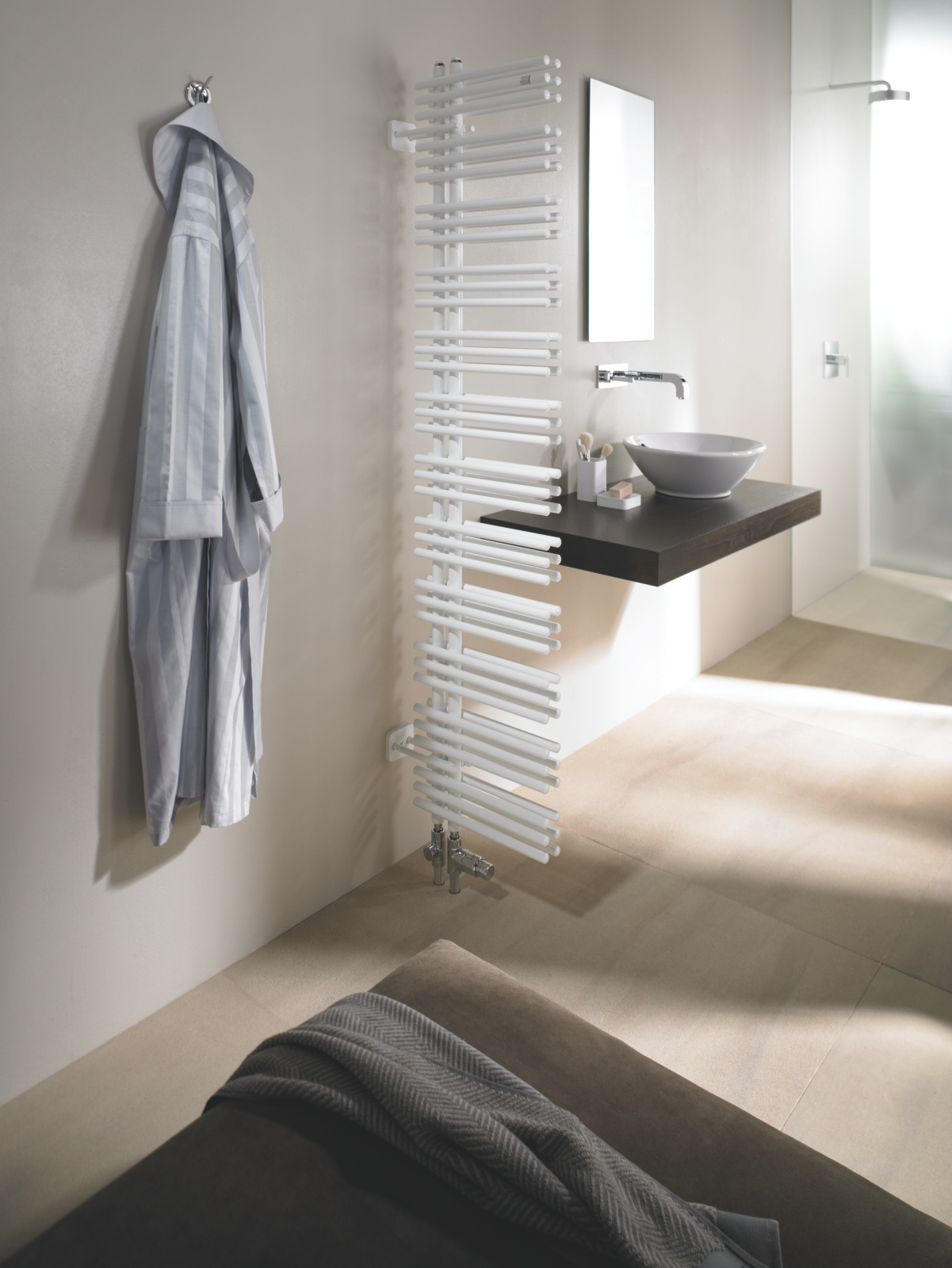 Zehnder_RAD_Yucca-Asym-HY_bathroom_white Rendering Zehnder Yucca Asym Decorative radiator Front view